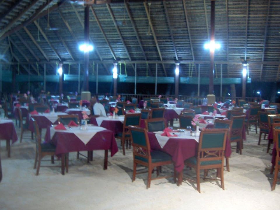 Im Restaurant ist schon nett eingedeckt  Summer Island Maldives
