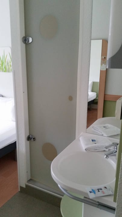 Waschbecken und Dusche ibis budget Berlin City Potsdamer Platz