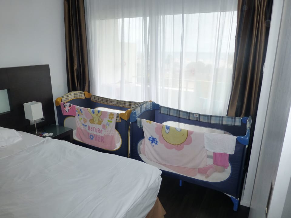 Familien-Suite 224: Schlafzimmer mit Reisebetten allsun App.-Hotel Esquinzo Beach