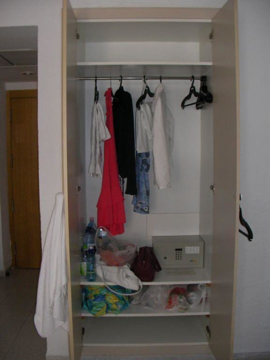 Der Schrank für drei Personen Hotel Hispania