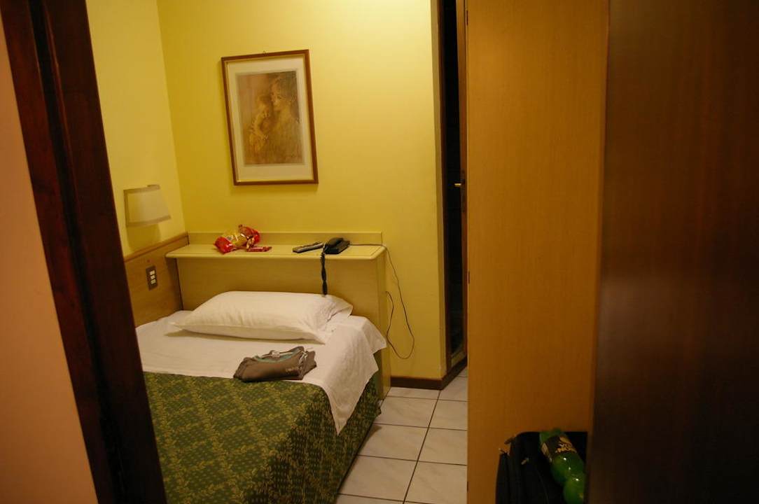 Blick vom Hotelflur ins Zimmer Hotel Piave