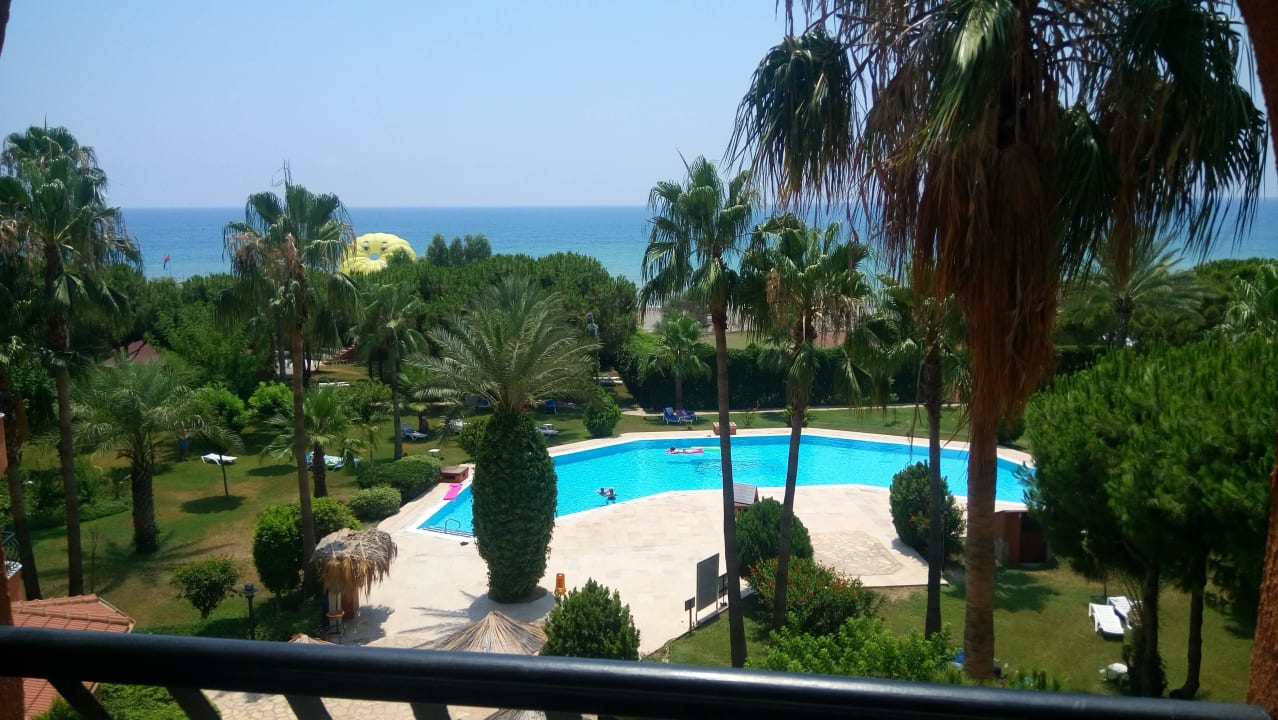 Blick vom Balkon auf die Anlage und auf das Meer  Club Turtas Beach Hotel