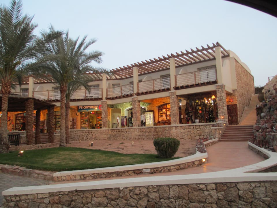 Магазины около пляжа SENTIDO Reef Oasis Resort