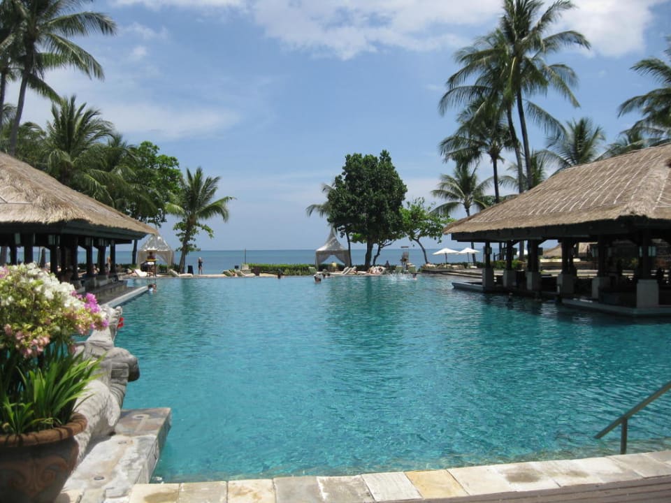 Hauptpool mit Poolbar InterContinental Bali Resort