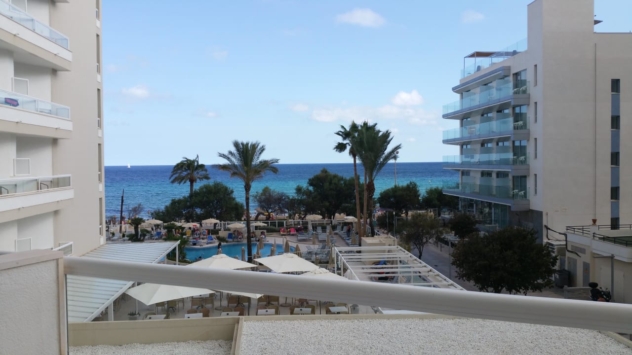 Blick auf Pool und Strand Sabina Hotel & Suites
