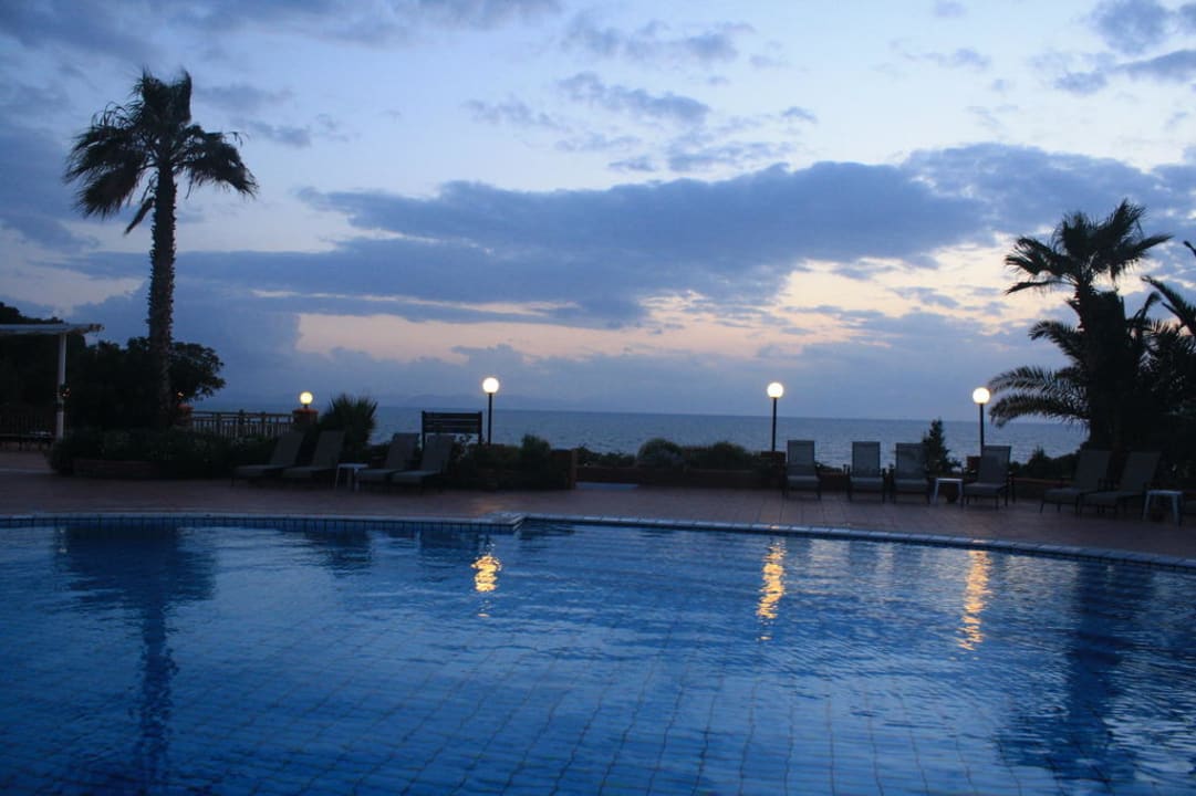 Schöne Abendstimmung am Pool Hotel Pine Bay Holiday Resort