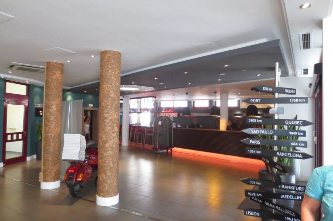 Lobby mir Rezeption und Bar Hotel München City Center affiliated by Meliá