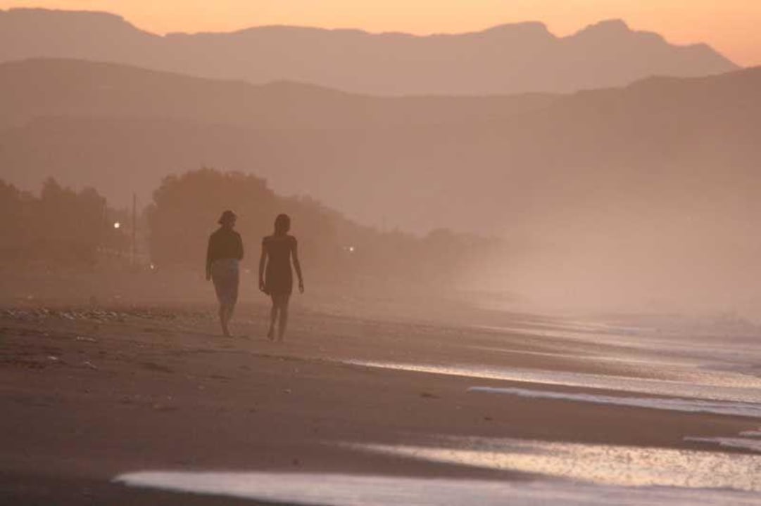 Plażą przed hotelem wieczorem Hotel Solimar Aquamarine