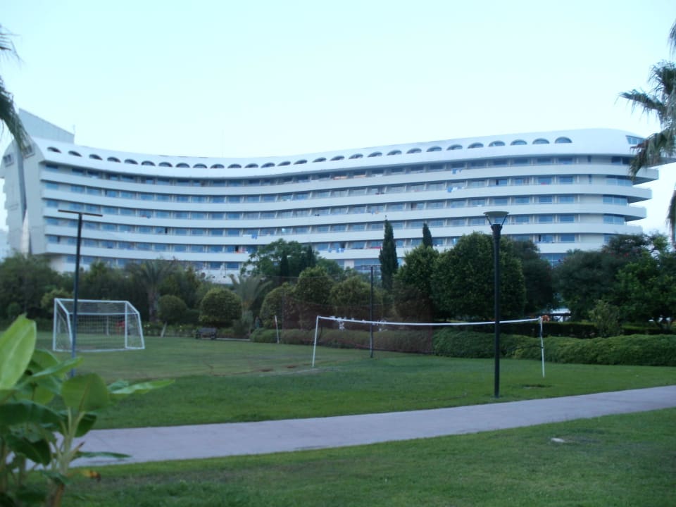 Fußballplatz und Concorde im Hintergrund Concorde De Luxe Resort