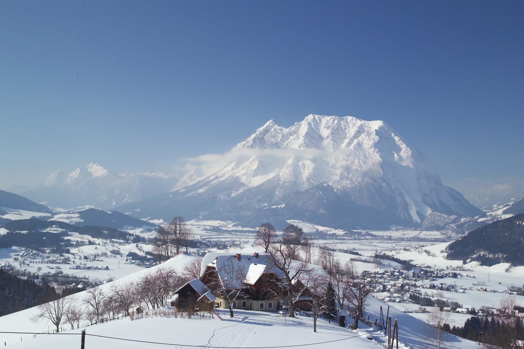Der Grimming im Winterkleid mit Blick auf Aigen Hotel Kirchenwirt Aigen