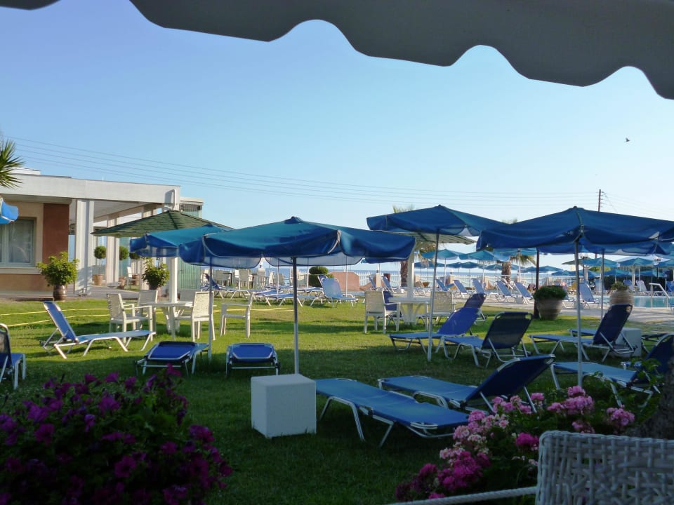 Gartenanlage früh morgens von Restaurant-Terrasse Acharavi Beach Hotel