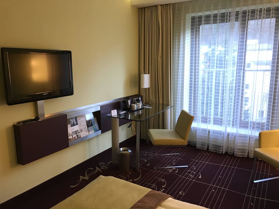 TV, Schreibtisch Dorint City-Hotel Salzburg