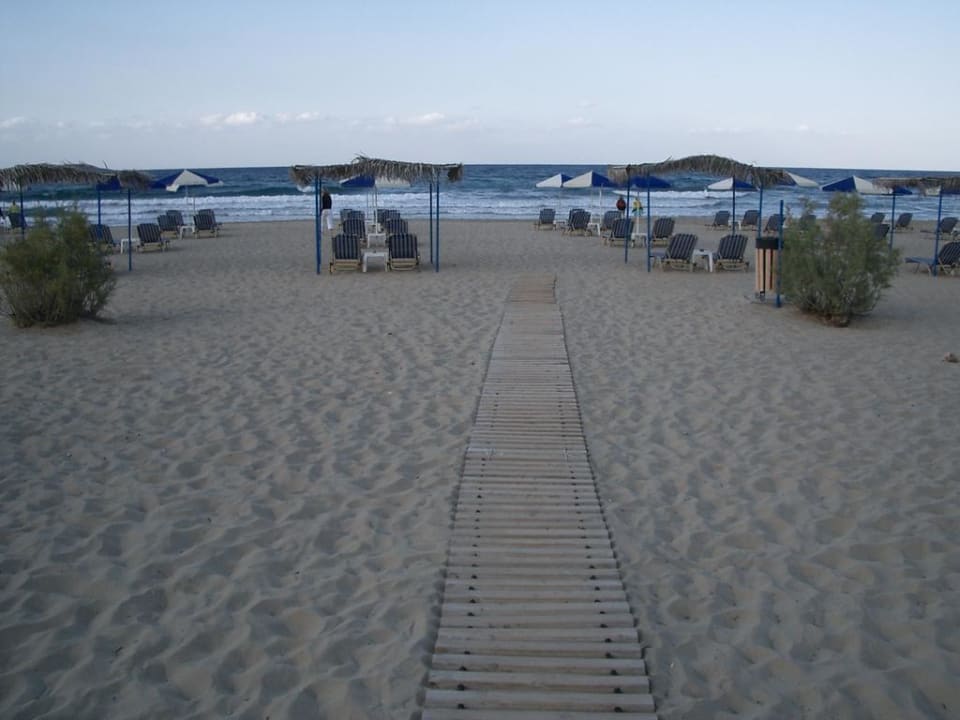 Strand mit Liegen Hotel Mare Monte Beach