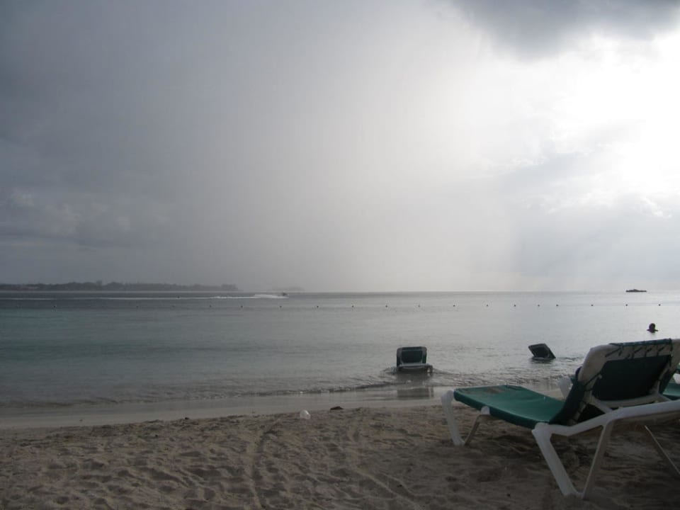 Ein "kleiner" Regenschauer kommt Hotel Riu Negril
