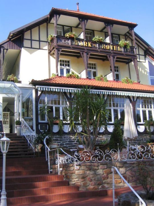 Hotel von vorn mit Terrasse PARK VILLA zentral am Mittelrhein