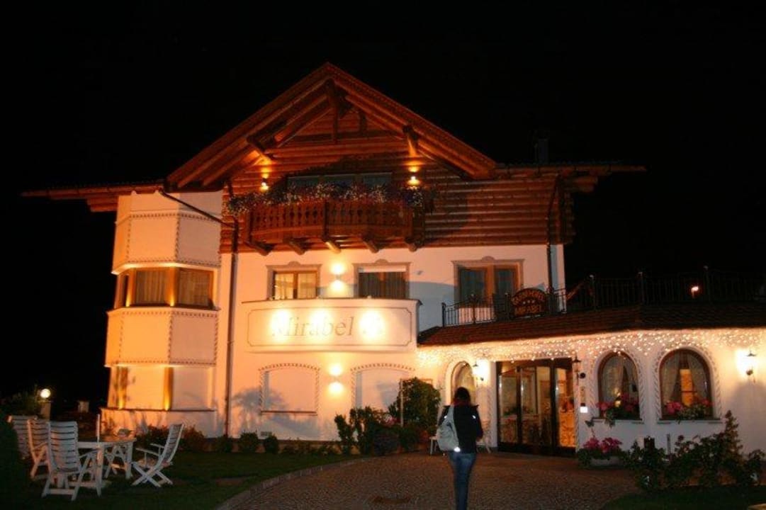 L'hotel by night Hotel Garni Apartments Mirabel