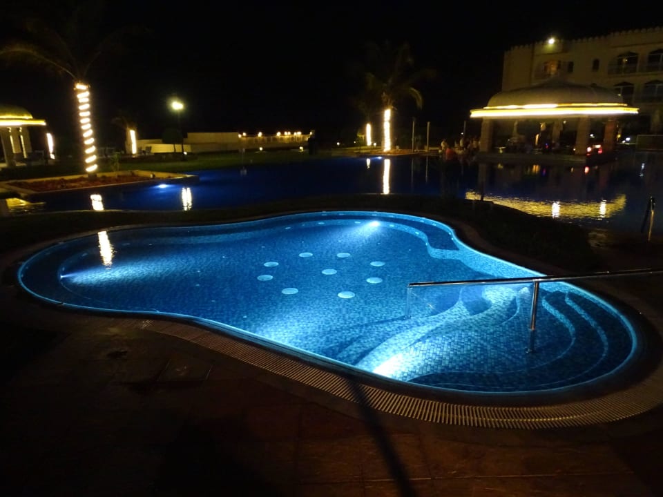 Whirlpool ca. 40° Wyndham Garden Salalah Mirbat