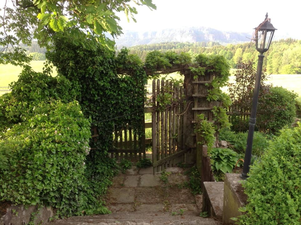 Hier geht es direkt auf den Wanderweg  Hotel Berghof Lichtenhain