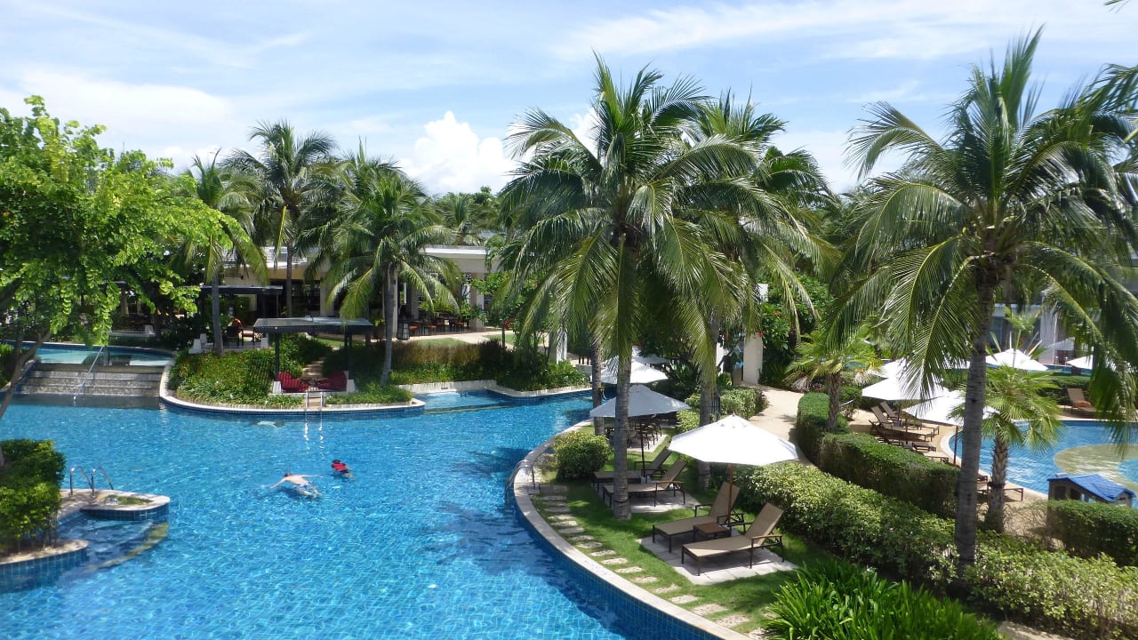 Blick auf die üppige, weitläufige Poolanlage Sheraton Hua Hin Resort & Spa
