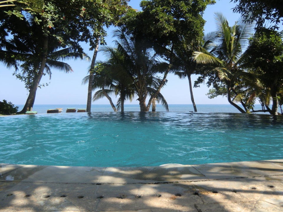 Wunderschöner Pool über dem Meer Puri Bagus Lovina