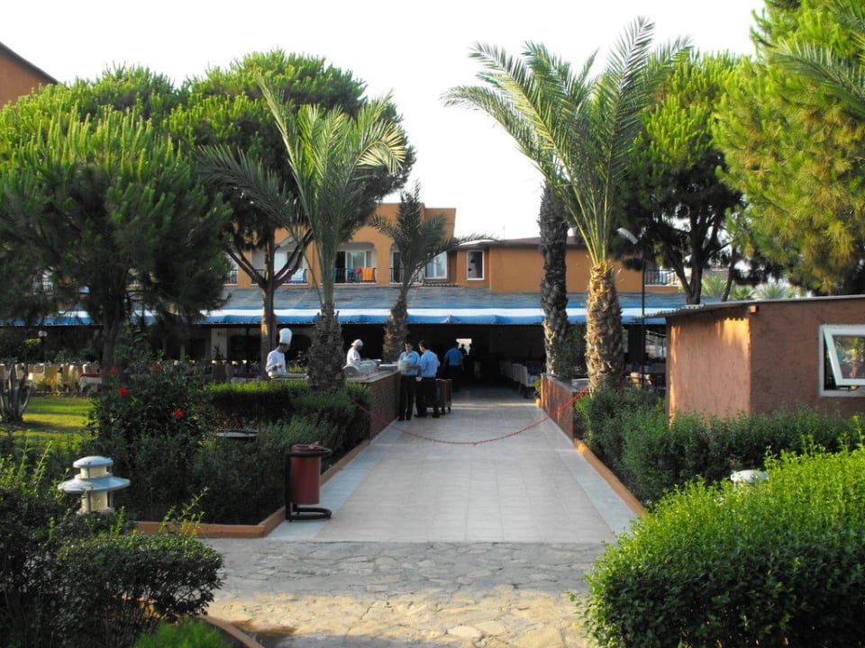 Vom Garten zur Grillstaion Club Turtas Beach Hotel