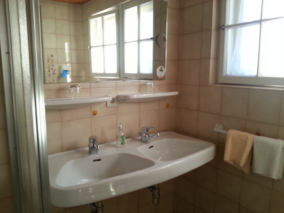 2 Waschbecken Leiners Familienhotel