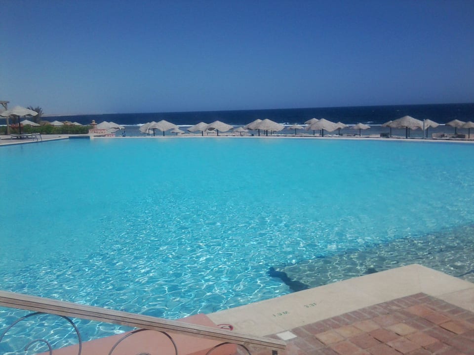Grosser ruhiger Pool Radisson Blu Resort, El Quseir