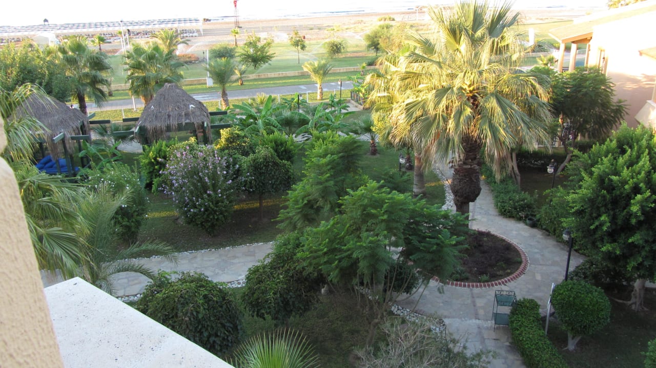 Die schöne gepflegte Gartenanlage Bella Resort & Spa