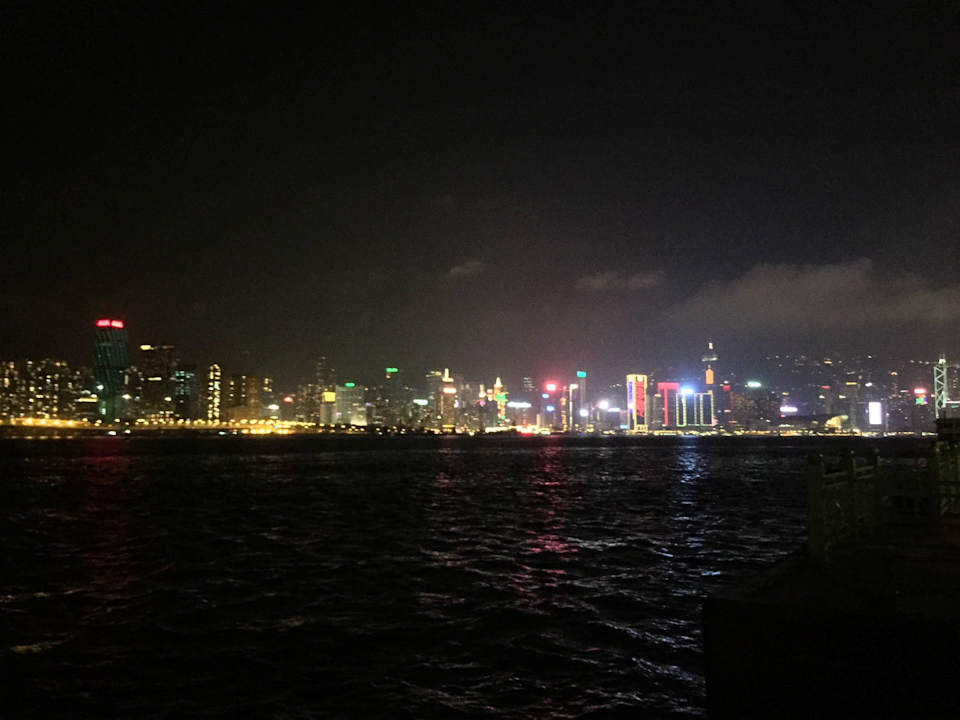 Widok na drugi brzeg rzeki Harbour Grand Kowloon