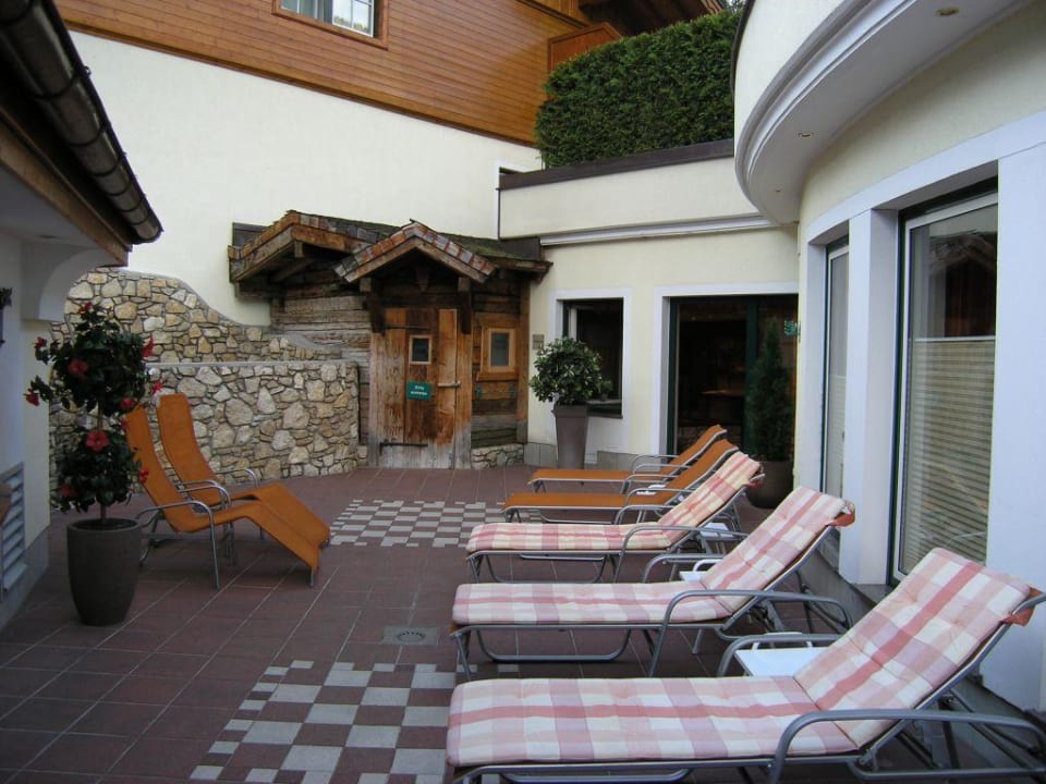 Übergang Almbar zum Wellnessbereich DAS EDELWEISS Salzburg Mountain Resort
