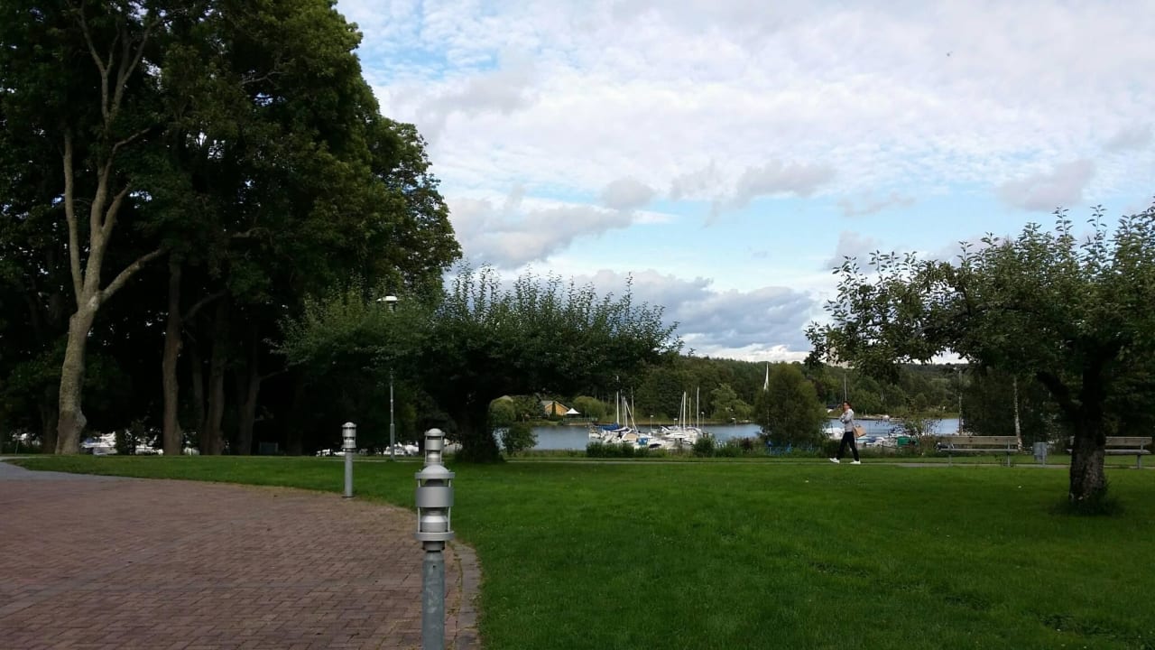 Der See grenzt direkt ans Hotel Aronsborgs Konferenshotell