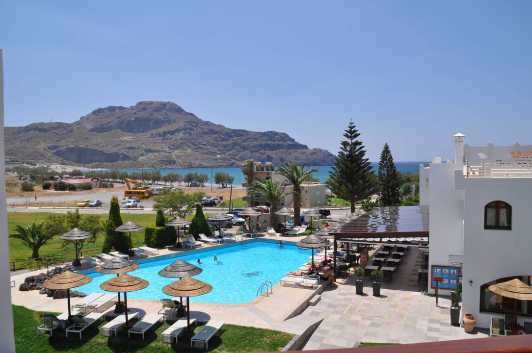 Blick vom Zimmer auf Pool und Restaurant Alianthos Garden Hotel