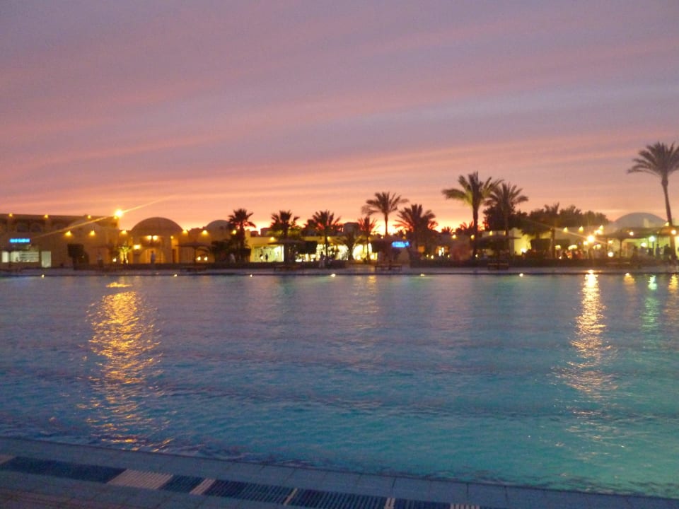 Poolanlage beim Sonnenuntergang1 Desert Rose