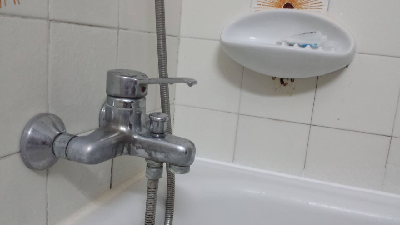 Vergilbte und verkalkte Amaturen The Sea Hotel by Grupotel - Adults only