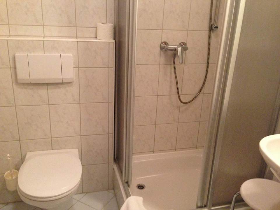 Das 3*-Zimmer hat ein sehr kleines Bad. Hotel Gasthof Stockinger