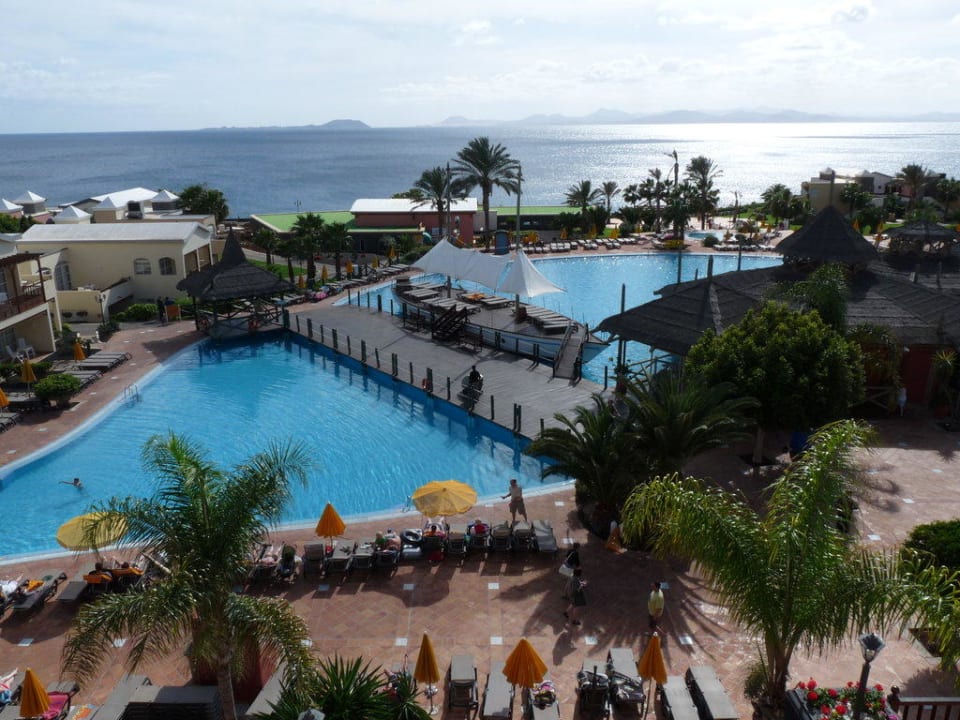 Aktivitätenpool und Poolbar H10 Rubicón Horizons Collection