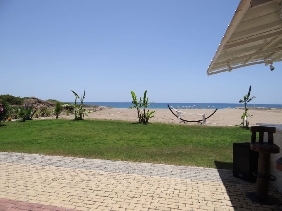 Blick von der Terrasse und Bar auf den Strand Skys Hotel