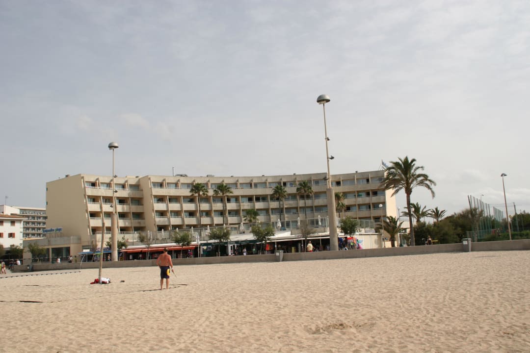 Blick vom Strand auf das Hotel Aparthotel Fontanellas Playa