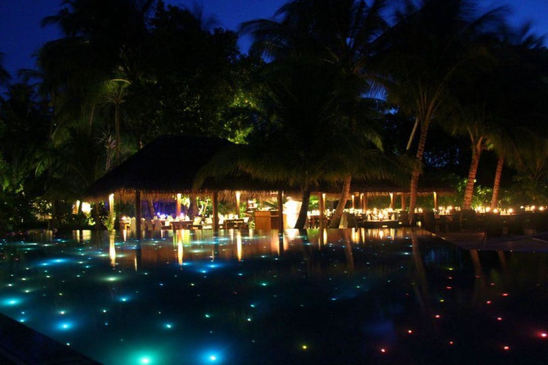Pool vor dem Hauptrestaurant nähe Rezeption Kuramathi Maldives