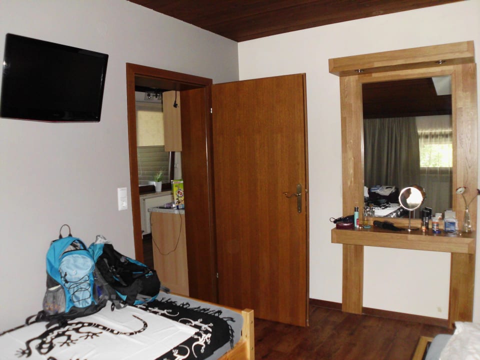 Schlafzimmer mit Flatscreen Dahoam by Sarina - Hotel & Suites