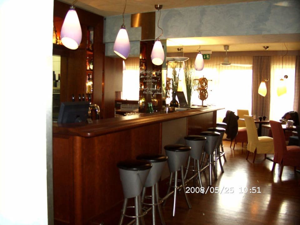 Bar / Lounge Binders Budget City-Mountain Hotel