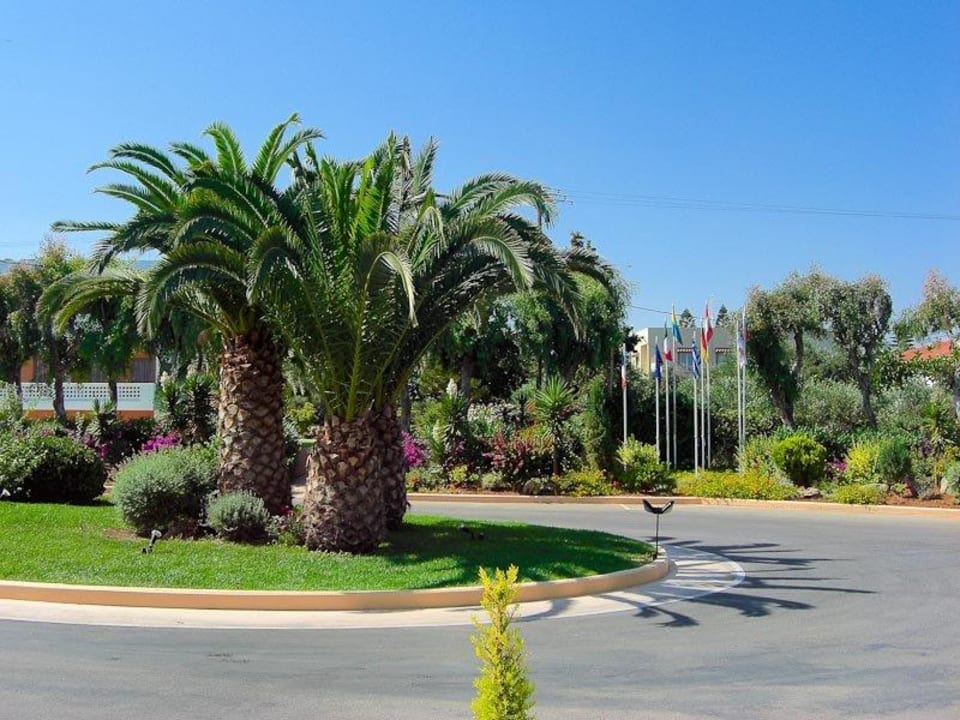 Schön gestaltete Zufahrt zum Hotel Anissa Beach & Village