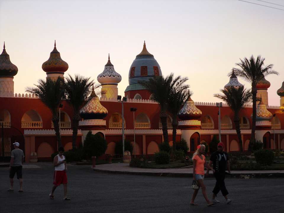 Vor dem Hotel Pickalbatros Alf Leila Wa Leila Resort - Neverland Hurghada