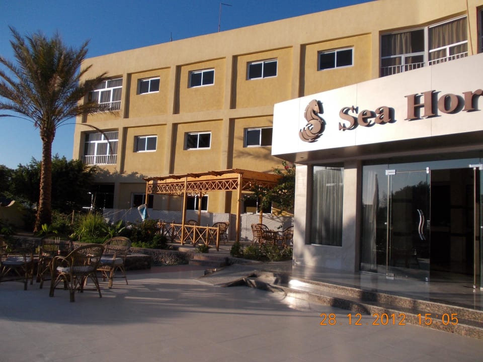 Vorne linkst hat das Hotel einen eigenen Garten Seahorse Hotel