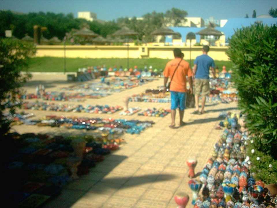 Basar einmal in der Woche im Hotelgarten Hawai Beach Club