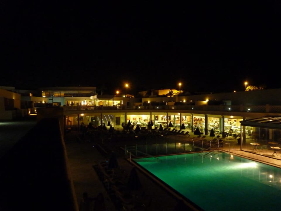 Poolbereich am Abend Hotel Las Costas