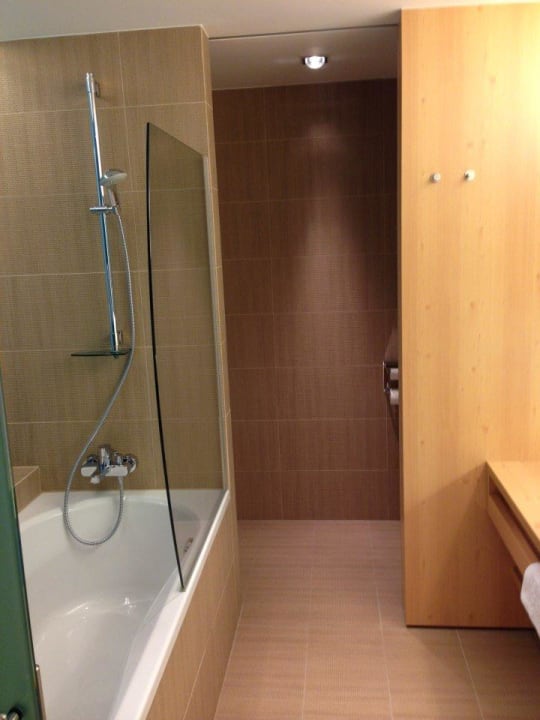 Bad ohne Tür zum WC Spa Hotel Zedern Klang