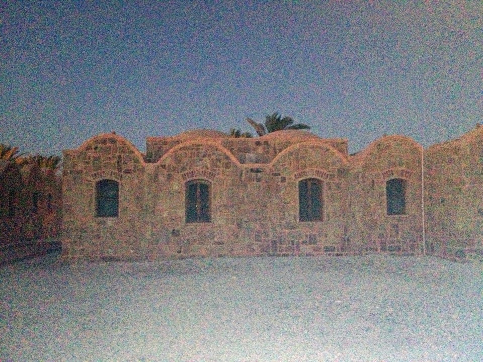 Nubischer Baustil im Dämmerlicht Mövenpick Resort El Quseir