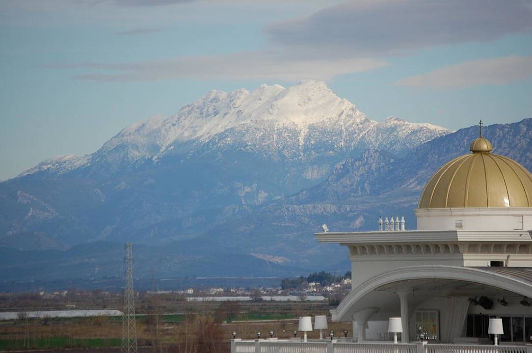 Blick auf das Taurusgebirge Limak Lara Deluxe Hotel & Resort