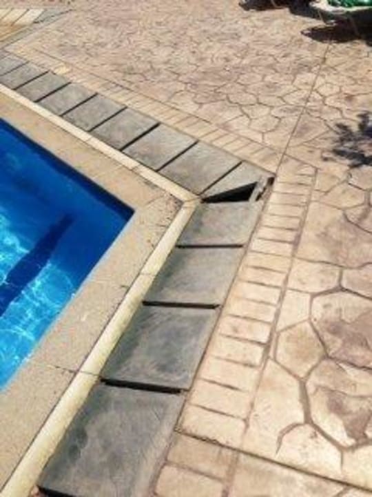 Loch am Poolrand Marianna Palace Hotel